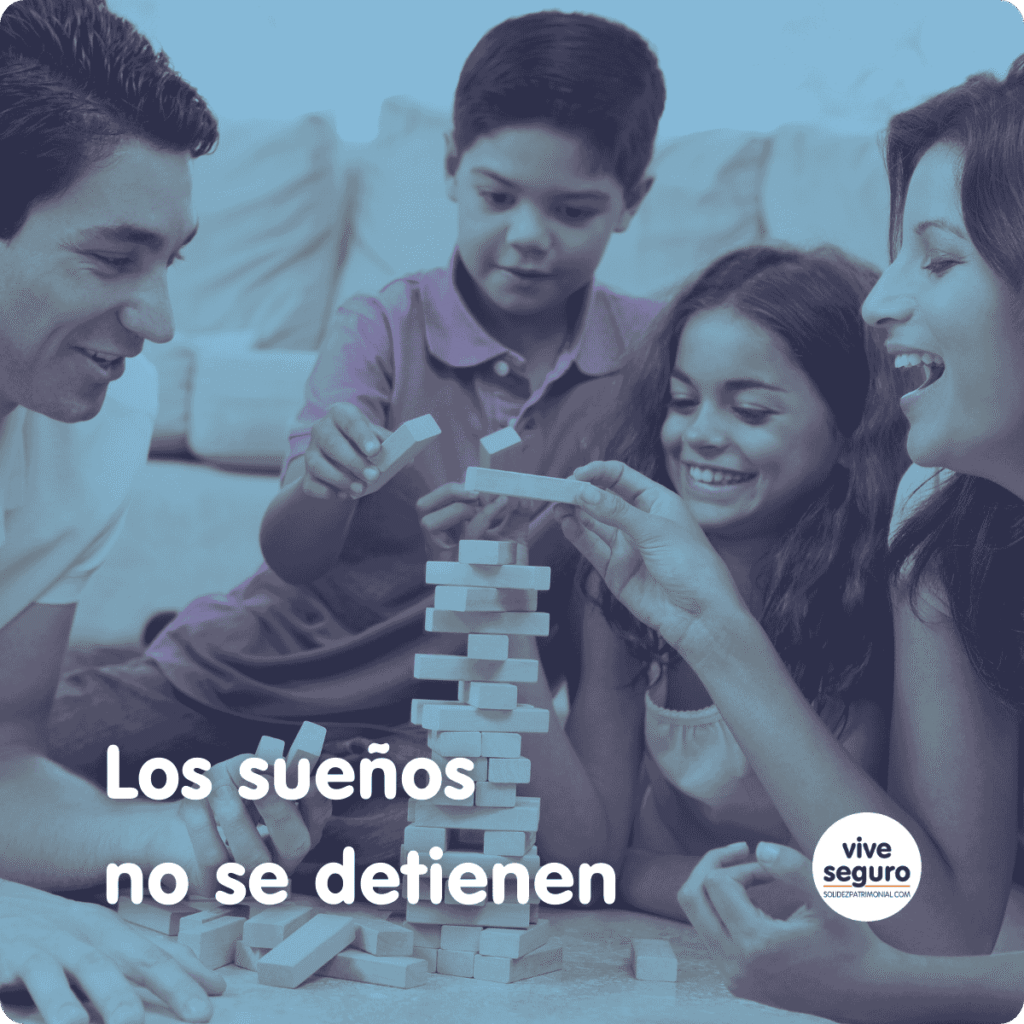 Familia protegida jugando en casa – Seguro de vida GNP