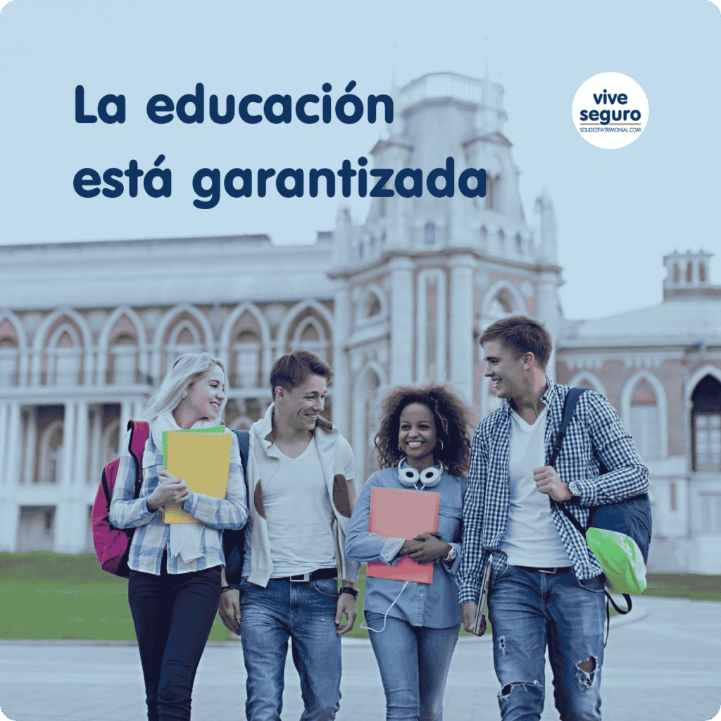 Estudiantes universitarios sonrientes – Seguro de vida para garantizar la educación