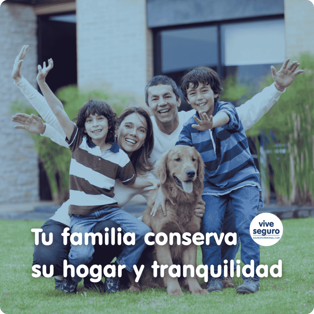 Familia feliz frente a su casa – Tranquilidad garantizada con seguro de vida