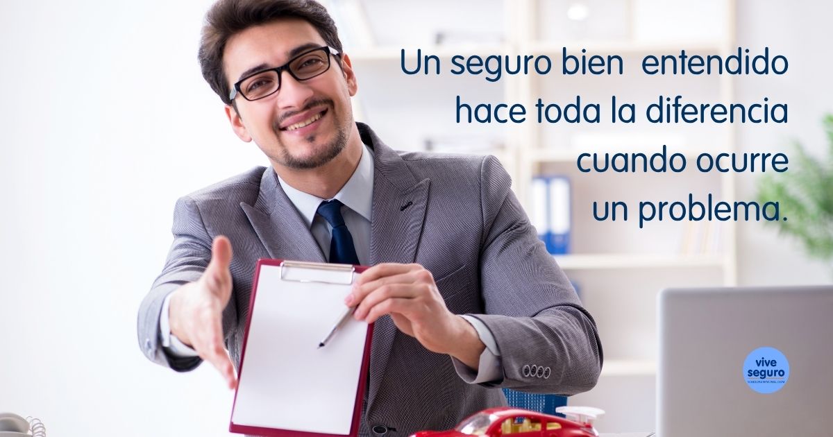 Asesor explicando seguro de auto a cliente para entender cobertura, deducible y evitar errores en la póliza