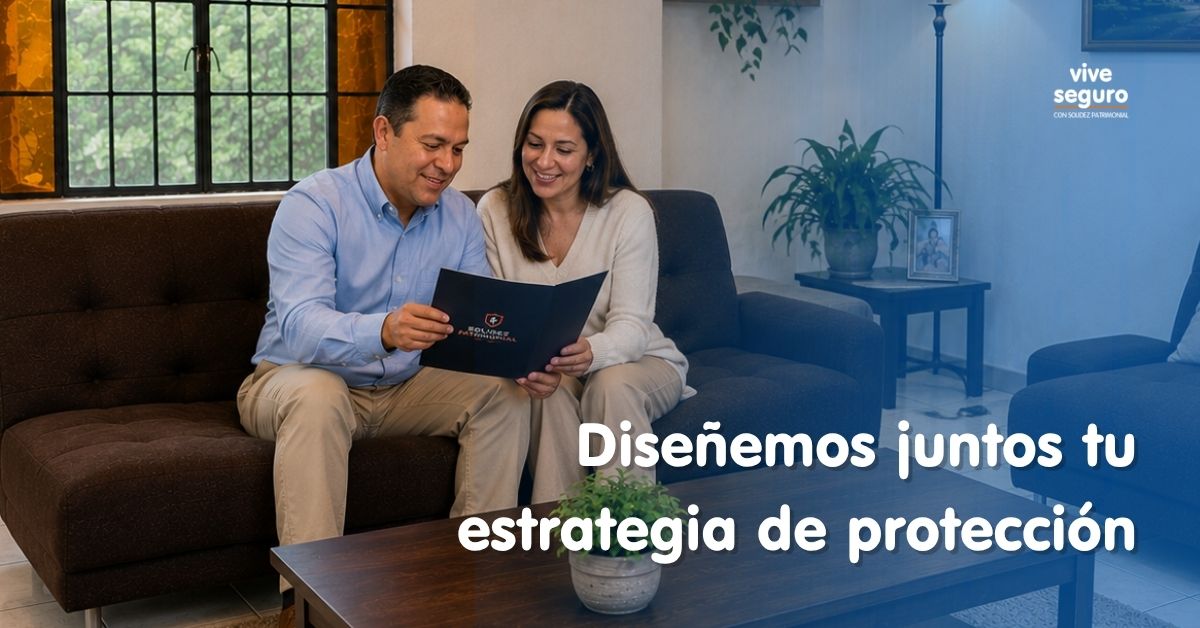 Pareja revisando una estrategia personalizada de protección financiera y salud con asesoría patrimonial en Morelia