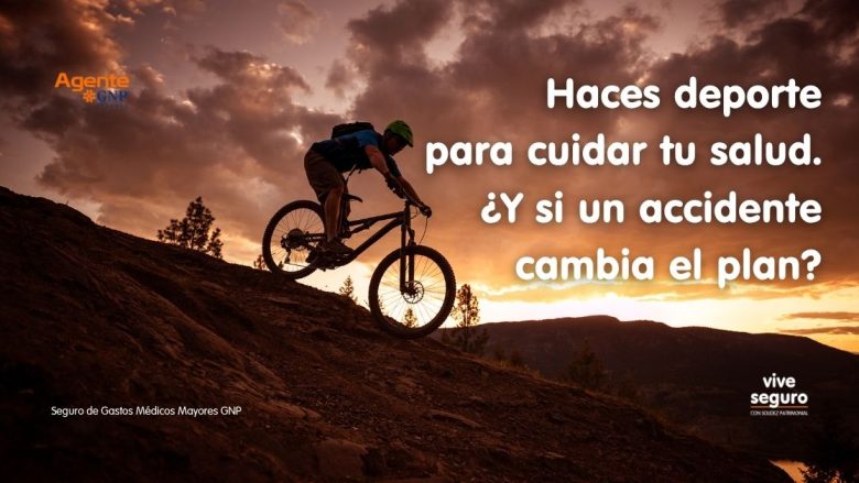 Ciclista de montaña practicando deporte al atardecer, imagen sobre Seguro de Gastos Médicos Mayores GNP en Morelia y accidentes deportivos.